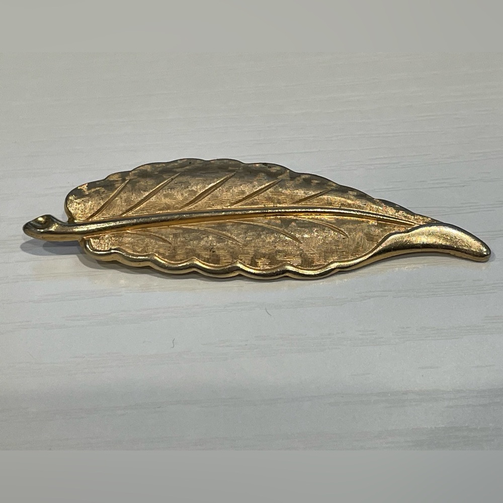 Vintage Gold Tone Leaf Pin Brooch Lightweight Simple Elegant Piece